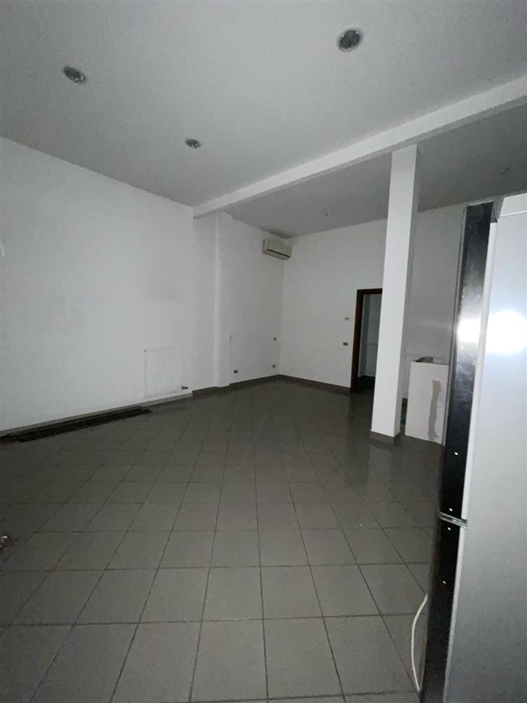 negozio in vendita a Muggiò in zona Taccona