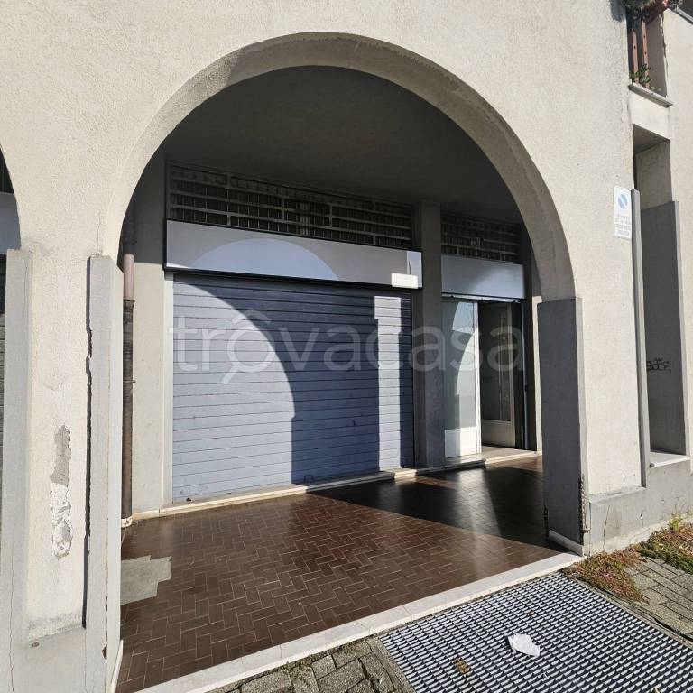 negozio in vendita a Muggiò in zona Taccona