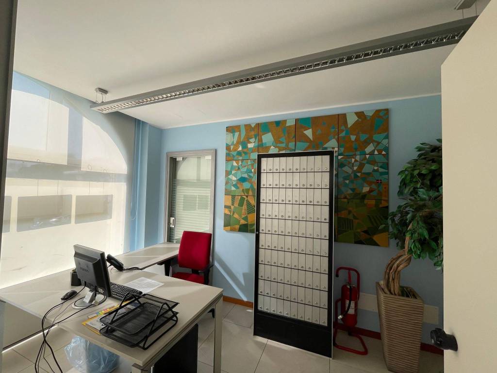 negozio in vendita a Muggiò