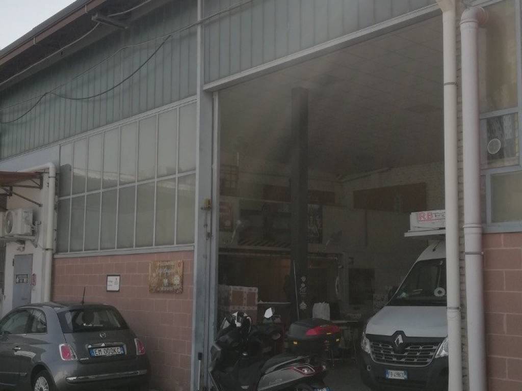 locale commerciale in vendita a Muggiò