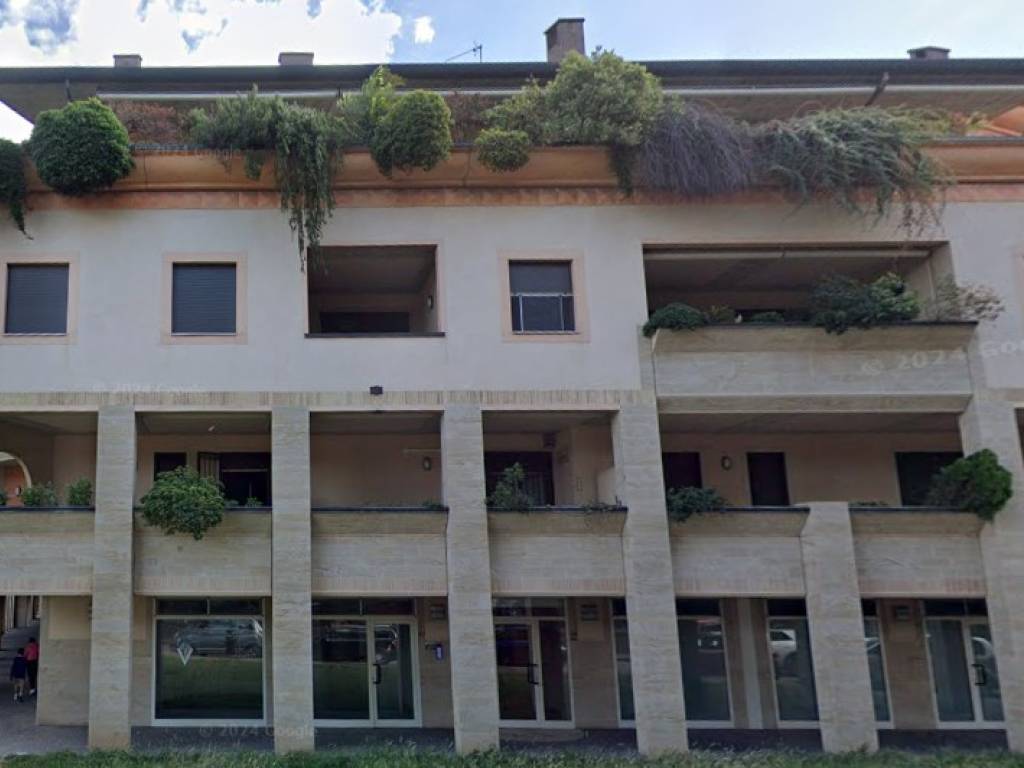 negozio in vendita a Muggiò