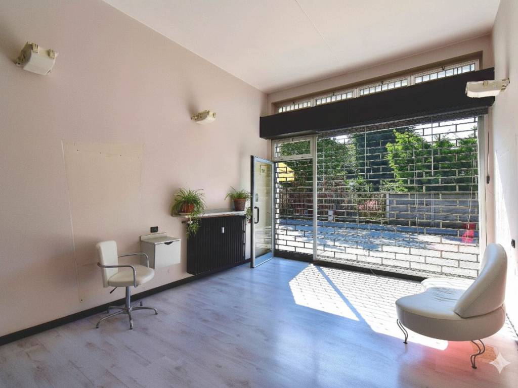 negozio in vendita a Muggiò