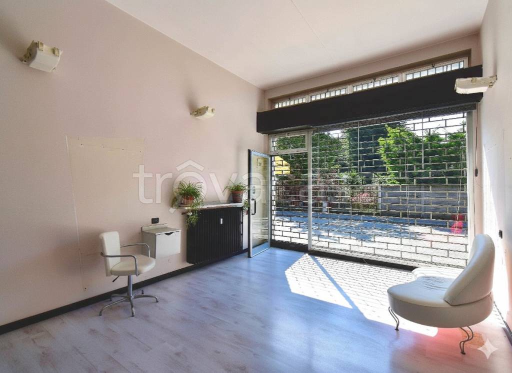 negozio in vendita a Muggiò