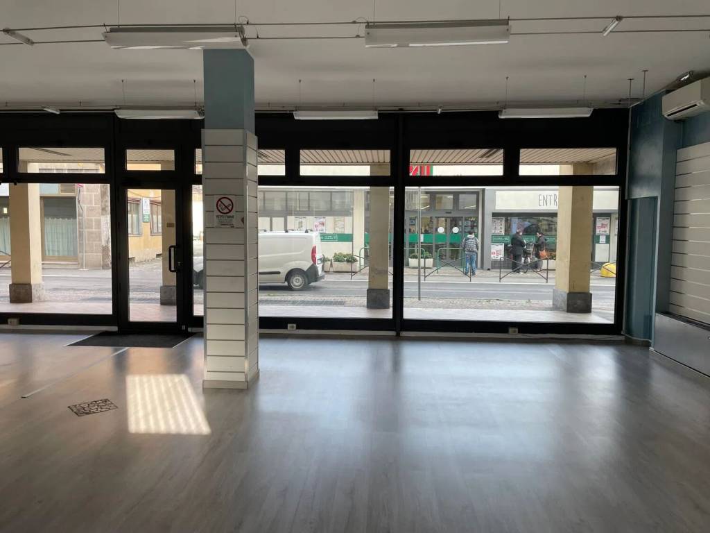 negozio in vendita a Muggiò