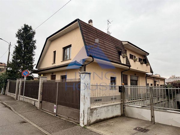 negozio in vendita a Muggiò