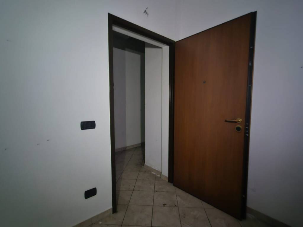 locale commerciale in vendita a Muggiò in zona Taccona