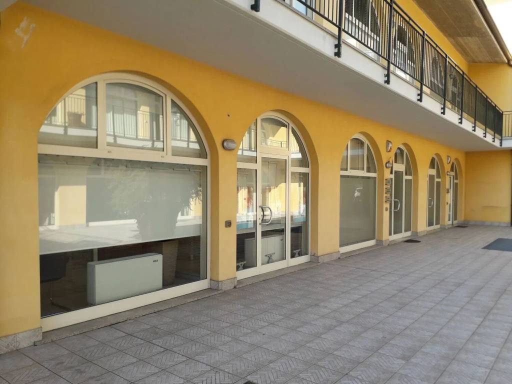 negozio in vendita a Muggiò