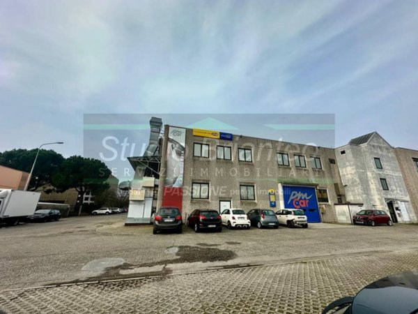 ufficio in vendita a Muggiò in zona Taccona