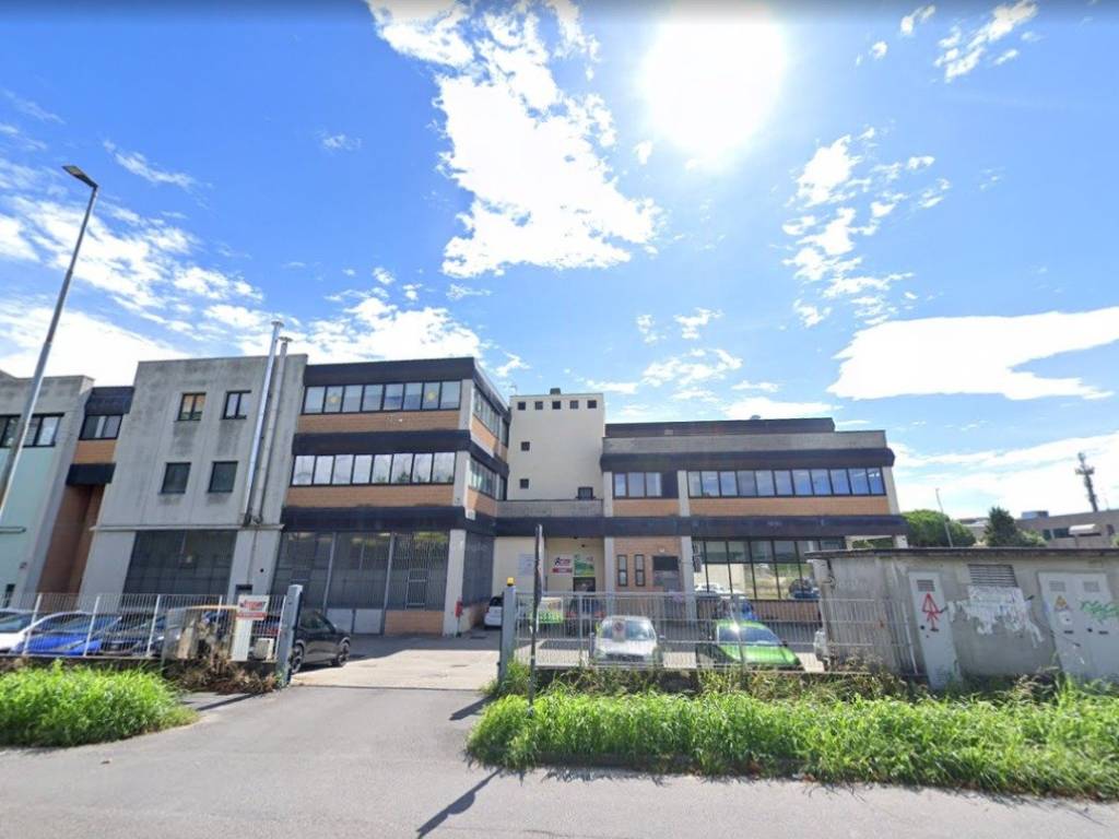 negozio in vendita a Muggiò in zona Taccona