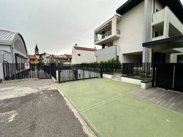 negozio in vendita a Muggiò