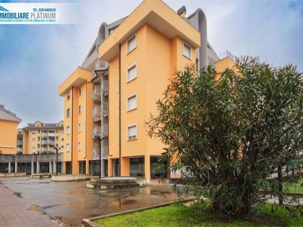 negozio in vendita a Muggiò in zona Taccona