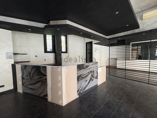 negozio in vendita a Muggiò