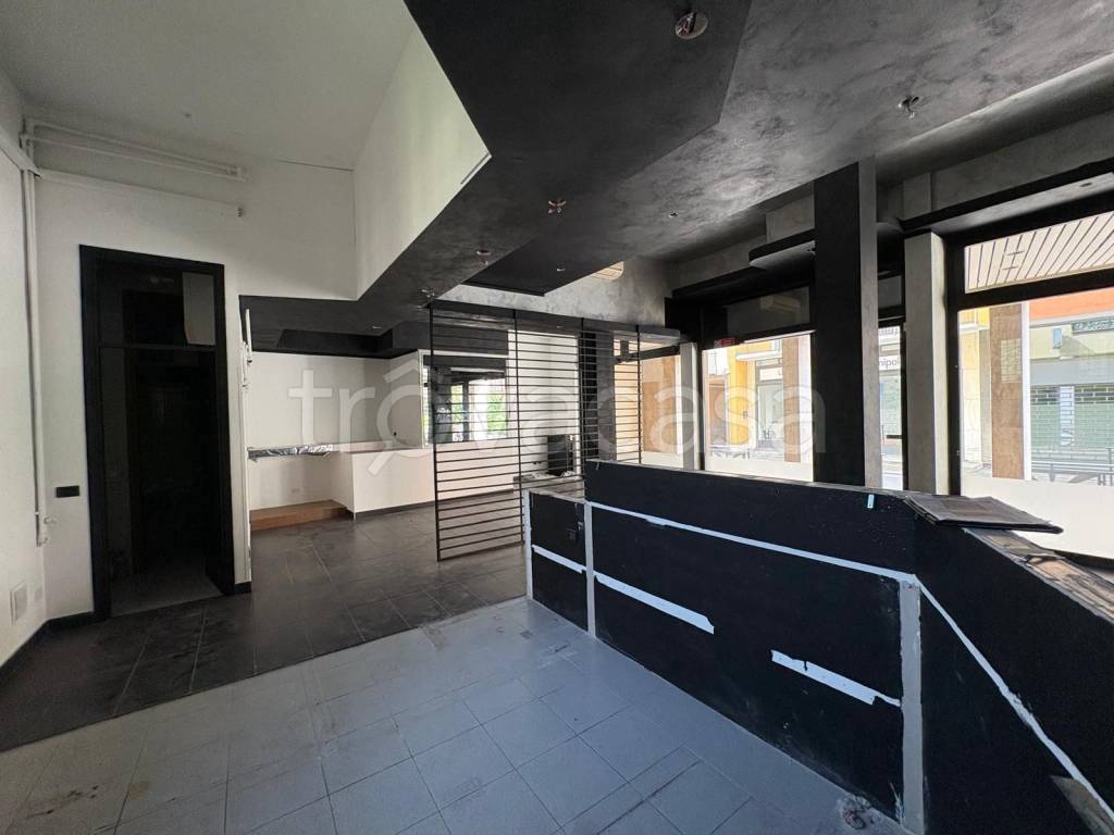 negozio in vendita a Muggiò