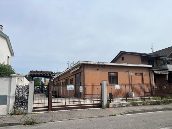 capannone in vendita a Muggiò