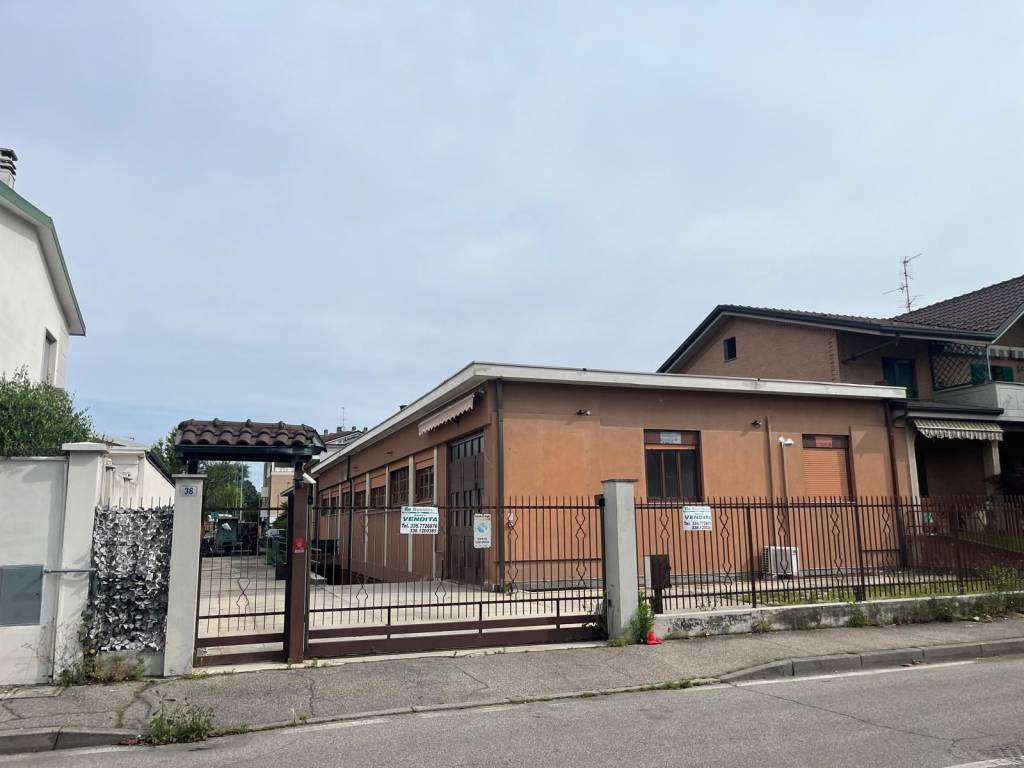 locale commerciale in vendita a Muggiò