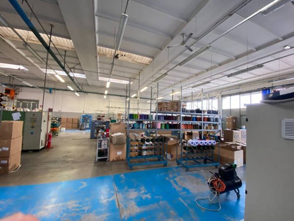 locale commerciale in vendita a Muggiò in zona Taccona