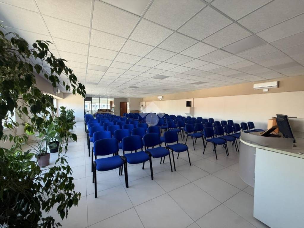 ufficio in vendita a Muggiò in zona Taccona