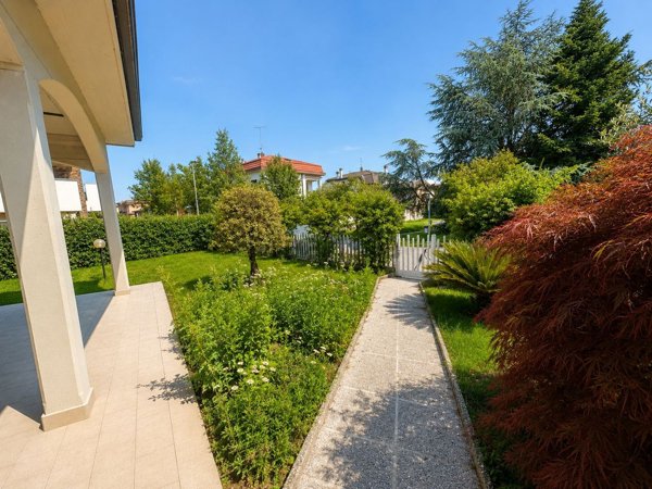 casa indipendente in vendita a Muggiò in zona Taccona