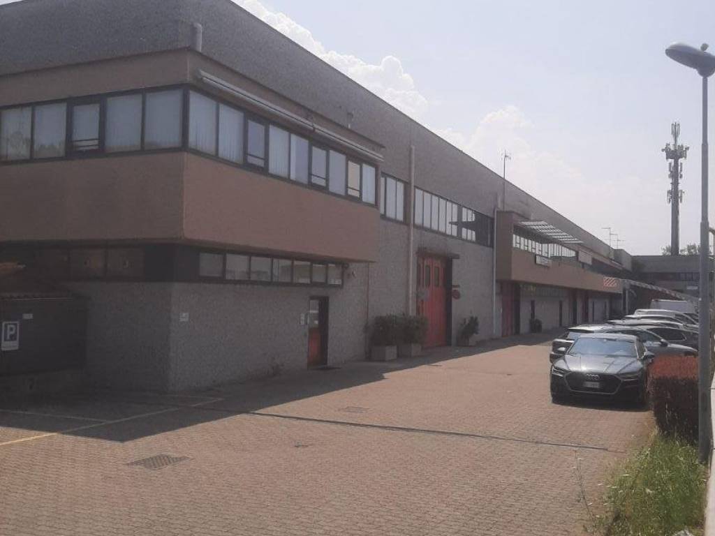 locale commerciale in vendita a Muggiò in zona Taccona