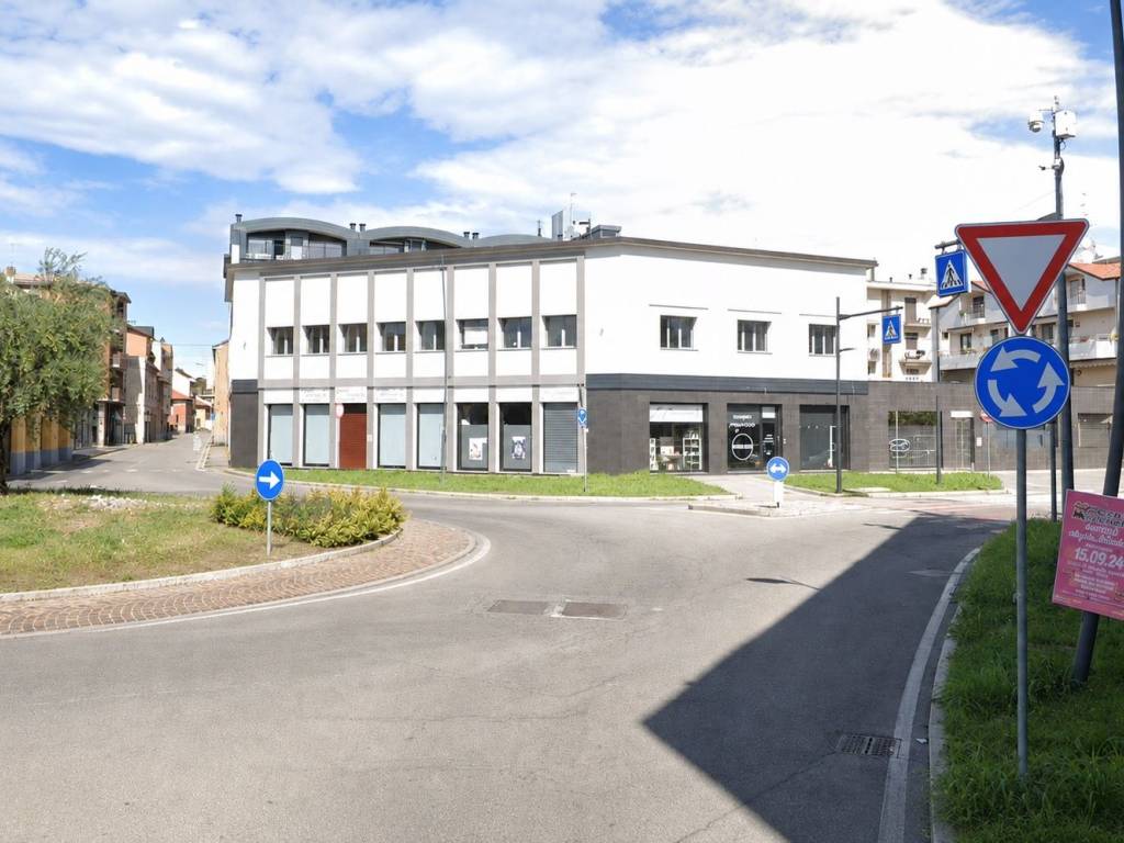 locale commerciale in vendita a Muggiò in zona Taccona
