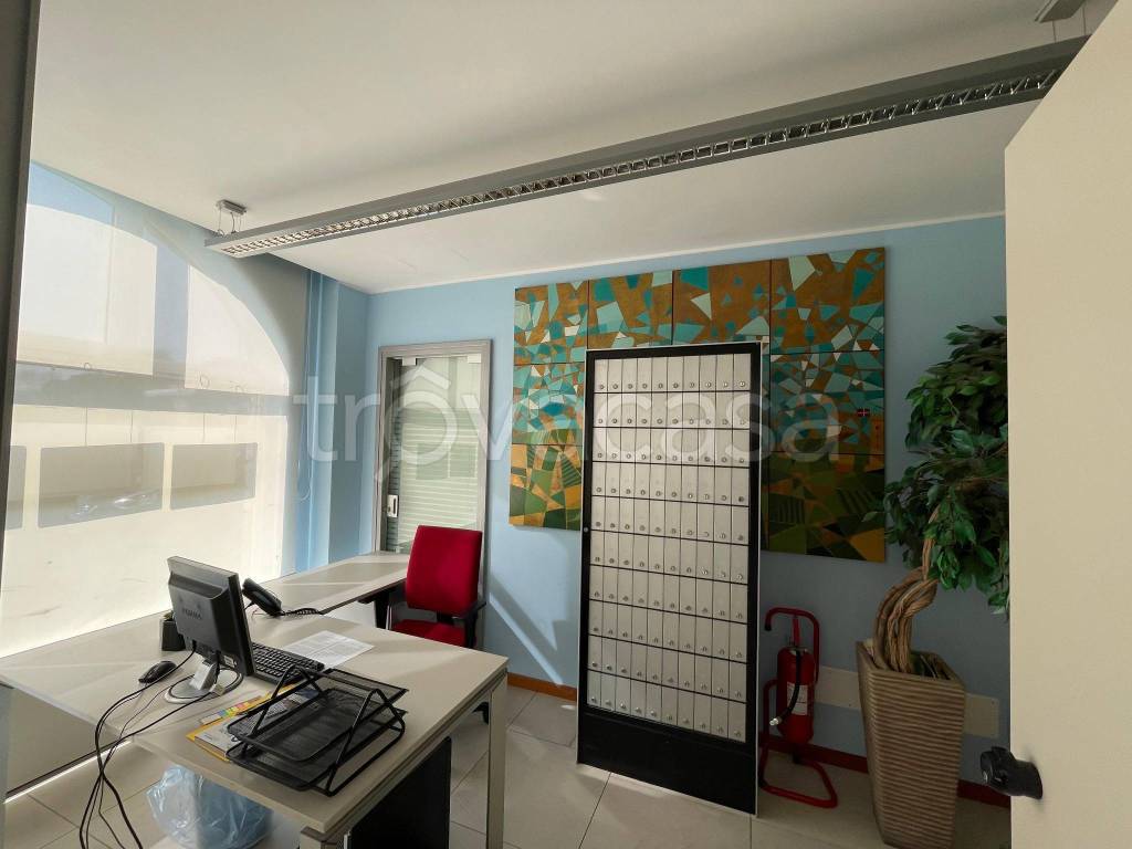 ufficio in vendita a Muggiò in zona Taccona