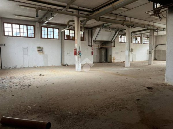 locale commerciale in vendita a Muggiò in zona Taccona