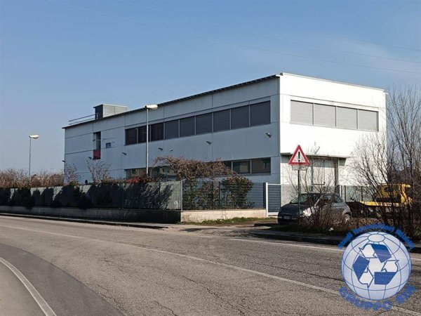 locale commerciale in vendita a Muggiò in zona Taccona
