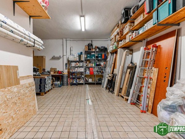 locale commerciale in vendita a Nova Milanese
