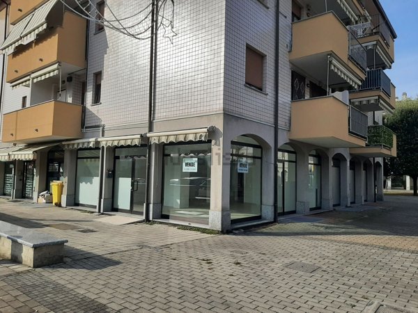 locale commerciale in vendita a Nova Milanese