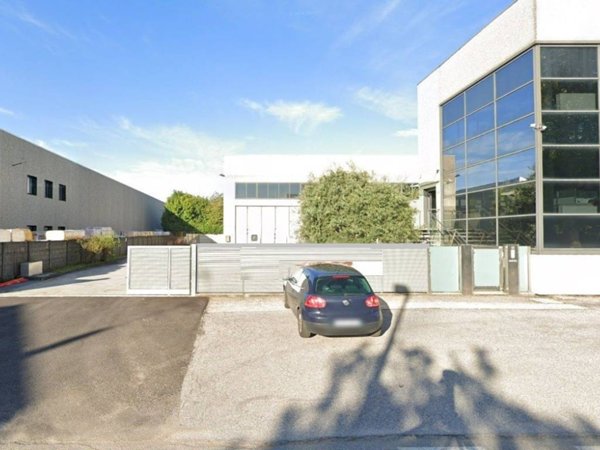 locale commerciale in vendita a Nova Milanese