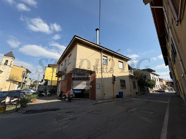 esavano in vendita a Nova Milanese