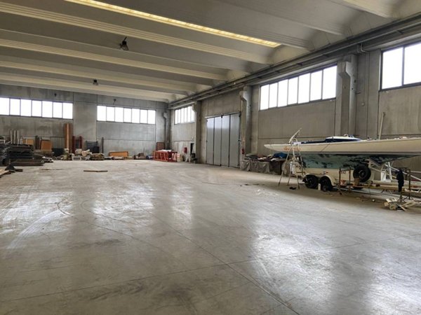 capannone in vendita a Nova Milanese