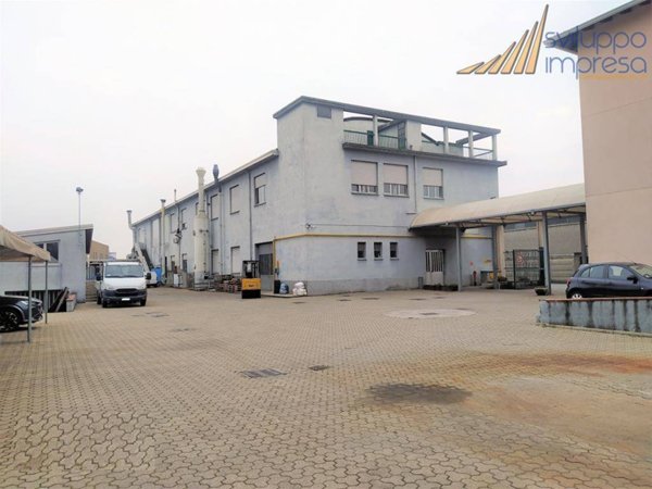 locale commerciale in vendita a Nova Milanese