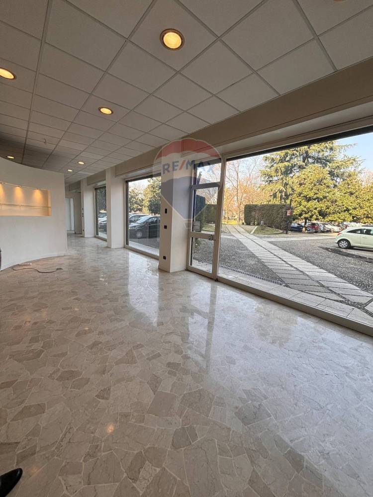 locale commerciale in vendita a Nova Milanese
