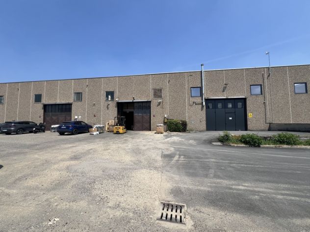 locale commerciale in vendita a Nova Milanese