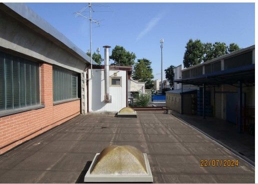 locale commerciale in vendita a Nova Milanese