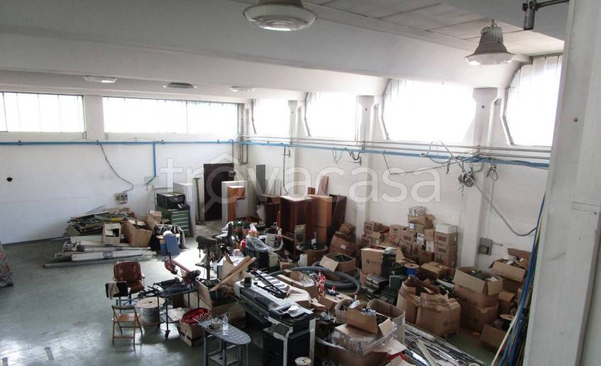 locale commerciale in vendita a Nova Milanese