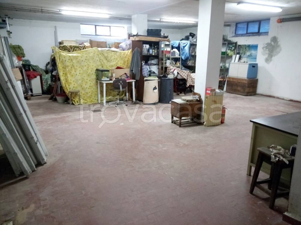 locale commerciale in vendita a Nova Milanese