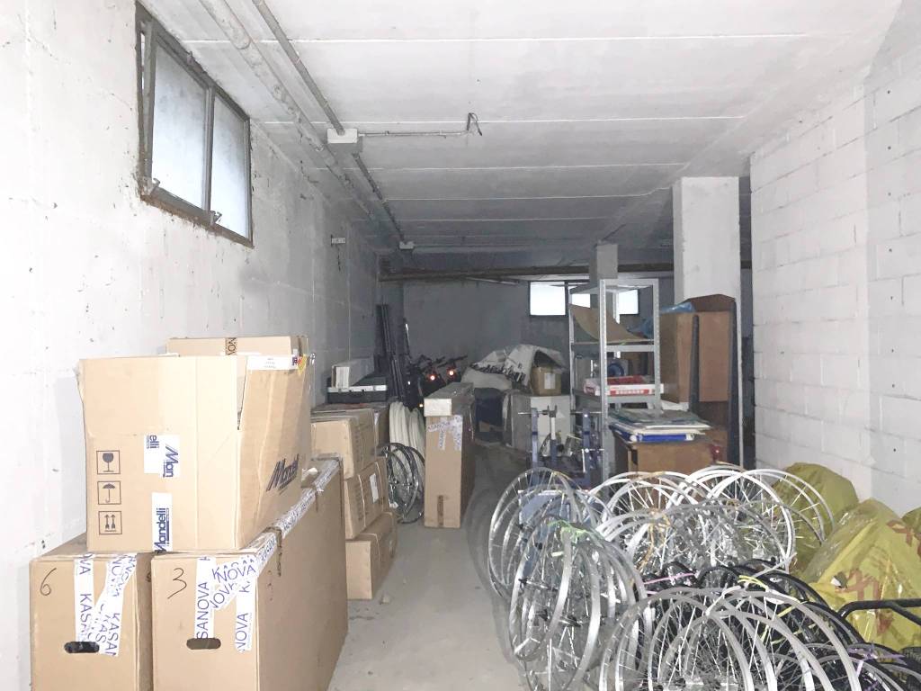locale commerciale in vendita a Nova Milanese