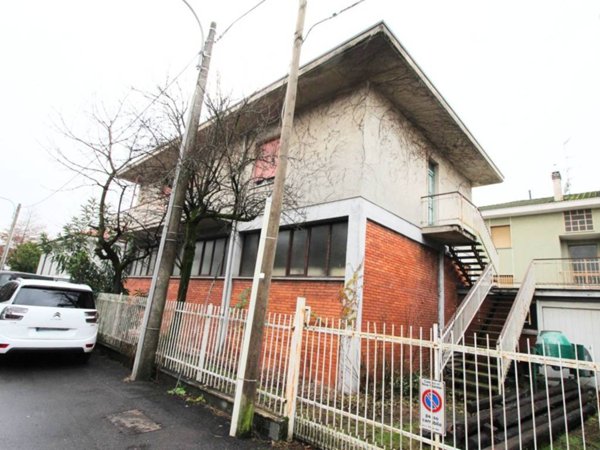 locale commerciale in vendita a Nova Milanese