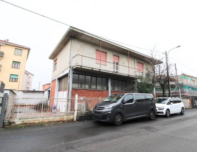 locale commerciale in vendita a Nova Milanese