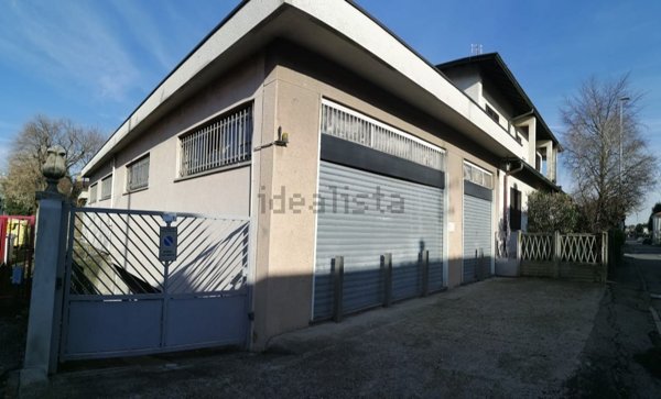 locale commerciale in vendita a Nova Milanese