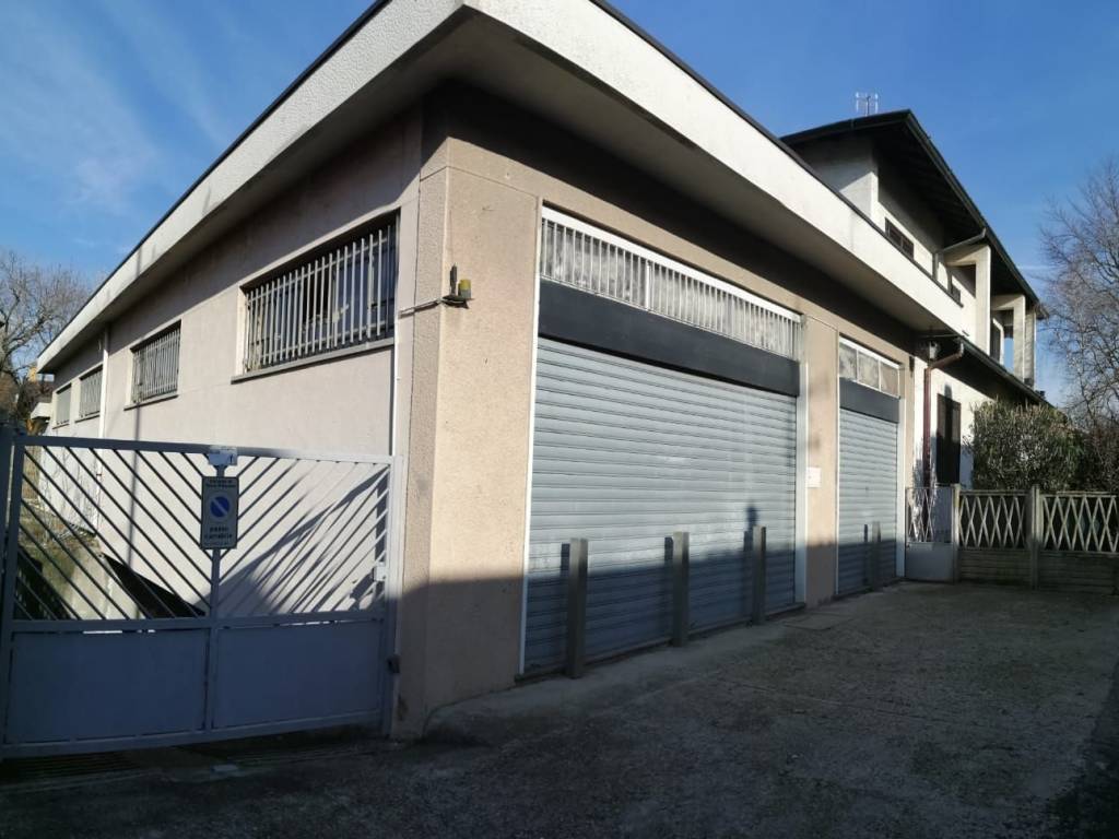 locale commerciale in vendita a Nova Milanese
