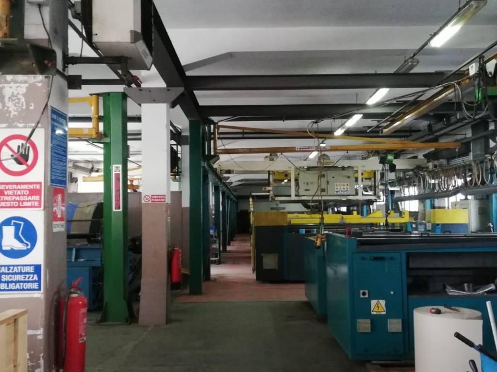 locale commerciale in vendita a Nova Milanese