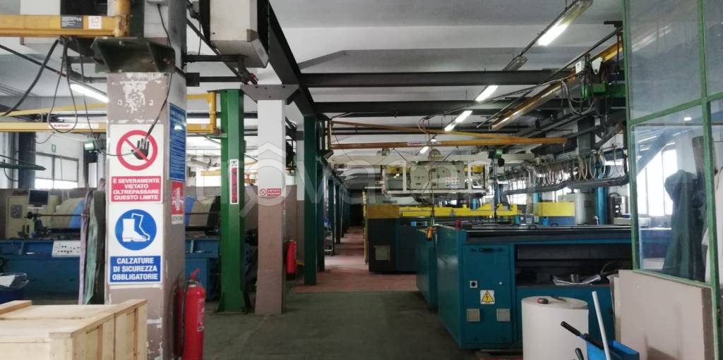 locale commerciale in vendita a Nova Milanese