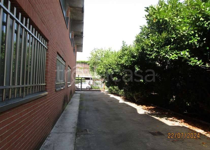 locale commerciale in vendita a Nova Milanese