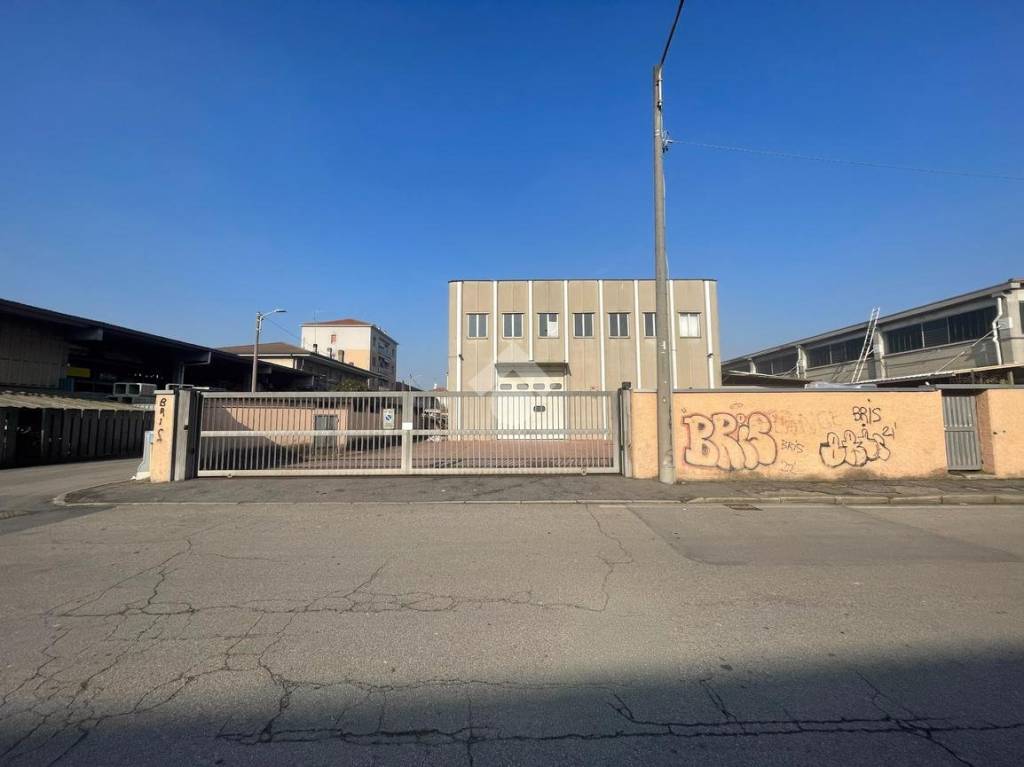 locale commerciale in vendita a Nova Milanese