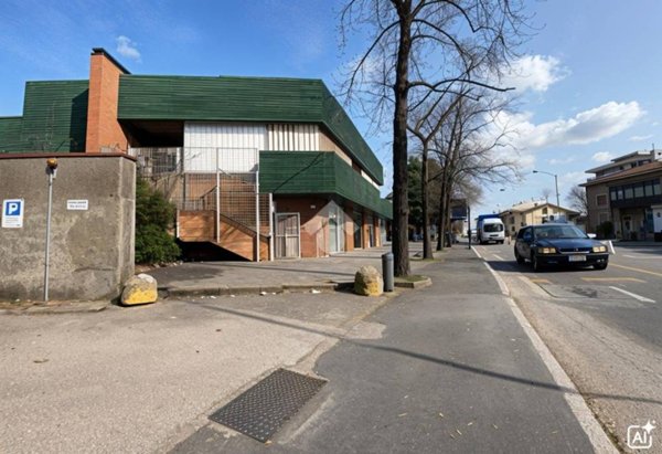 locale commerciale in vendita a Nova Milanese