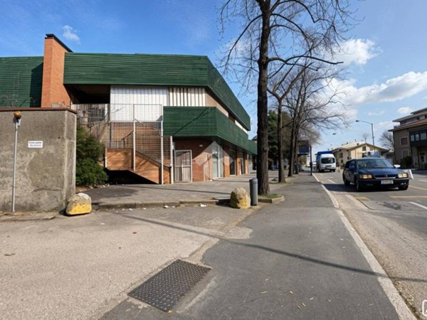 locale commerciale in vendita a Nova Milanese