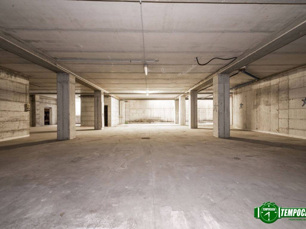 locale commerciale in vendita a Nova Milanese